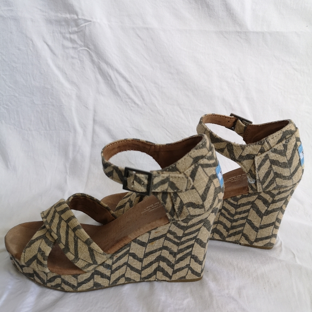 Tom's heeled wedges